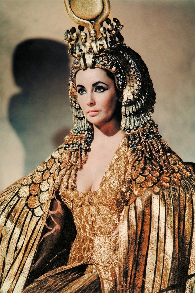 Les secrets de la robe dorée d'Elizabeth Taylor dans “Cléopâtre” | Vogue France