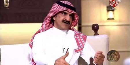 شاهد.. مذيع يطرد ضيفه على الهواء بسبب استخدام الجوال : "شكلنا مو حلو"