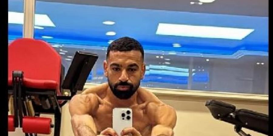 صحيفة إسبانية تقارن جسد محمد صلاح قبل وبعد انتقاله إلى ليفربول وتتساءل عن عضلاته