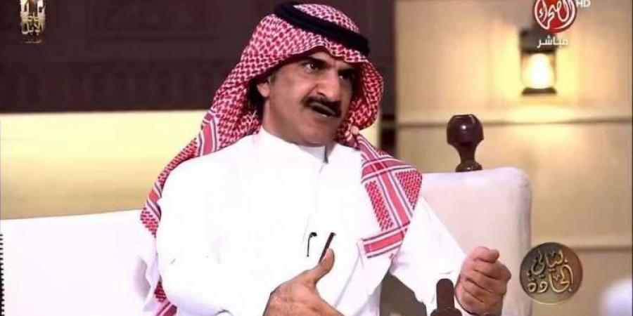 شاهد.. مذيع يطرد ضيفه على الهواء بسبب استخدام الجوال : "شكلنا مو حلو"