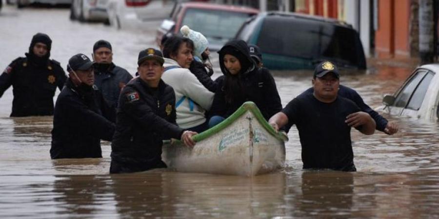 إعصار "جون" يضرب المكسيك بقوة