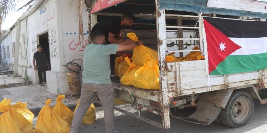 مستشفى الأردن الميداني في شمال غزة يوزع مساعدات غذائية على سكان القطاع