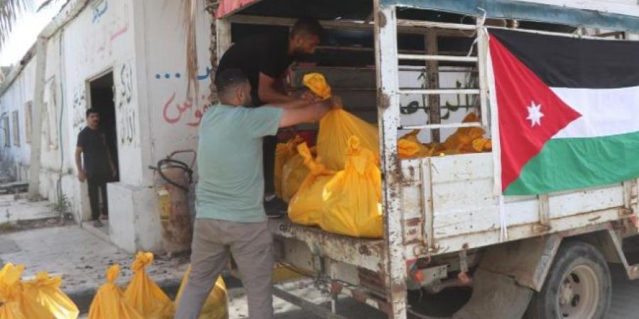 المستشفى الميداني الأردني شمال غزة/79 يوزع مساعدات غذائية على أهالي القطاع