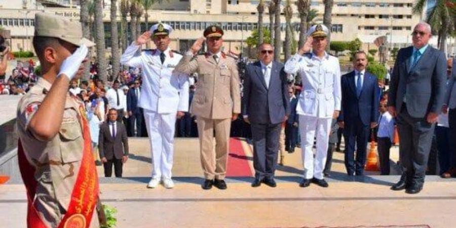 محافظ بورسعيد و مدير الأمن يضعان إكليلٱ من الزهور على النصب التذكاري بميدان الشهداء