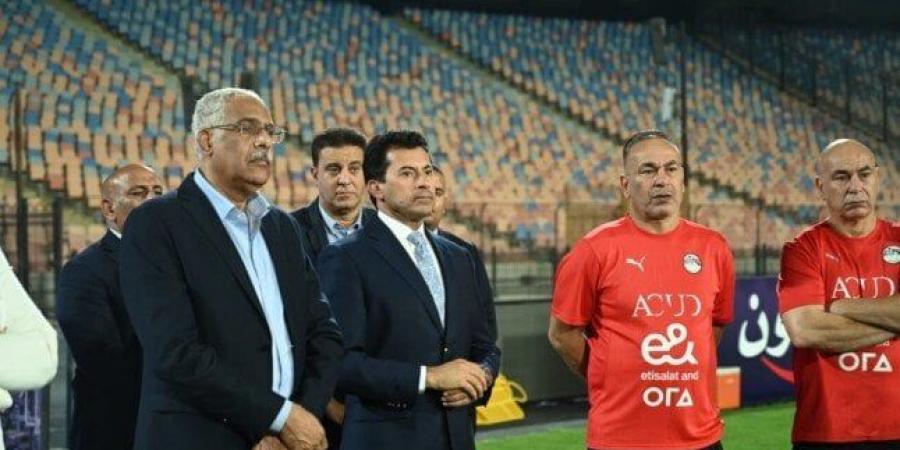 وزير الرياضة يدعم المنتخب قبل مواجهة موريتانيا «صور»