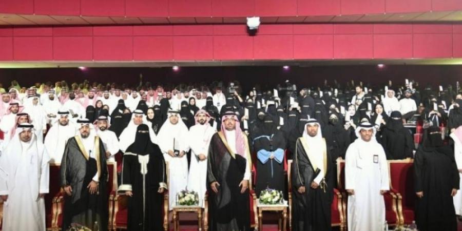 سعود بن جلوي يُكرِّم 250 معلِّمًا ومعلِّمةً بجدَّة