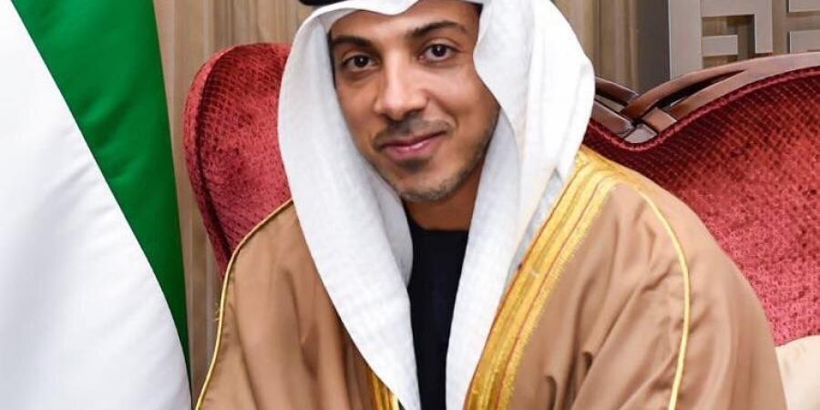 منصور بن زايد يعزي في وفاة خميس مرزوق الدرمكي