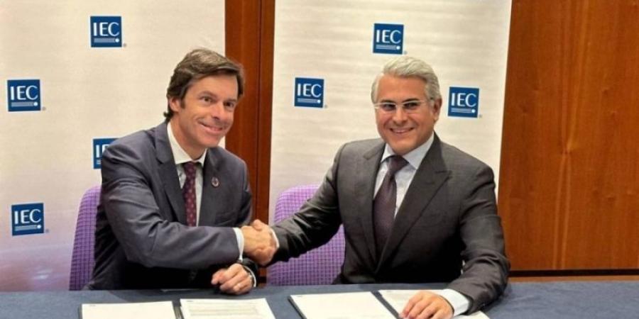 "التقييس الخليجية" توقع مذكرة تفاهم واتفاقية تبني إقليمية مع (IEC)