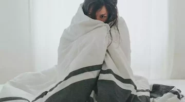 الشعور بالبرد مع ارتفاع حرارة الجسم.. ما السبب؟