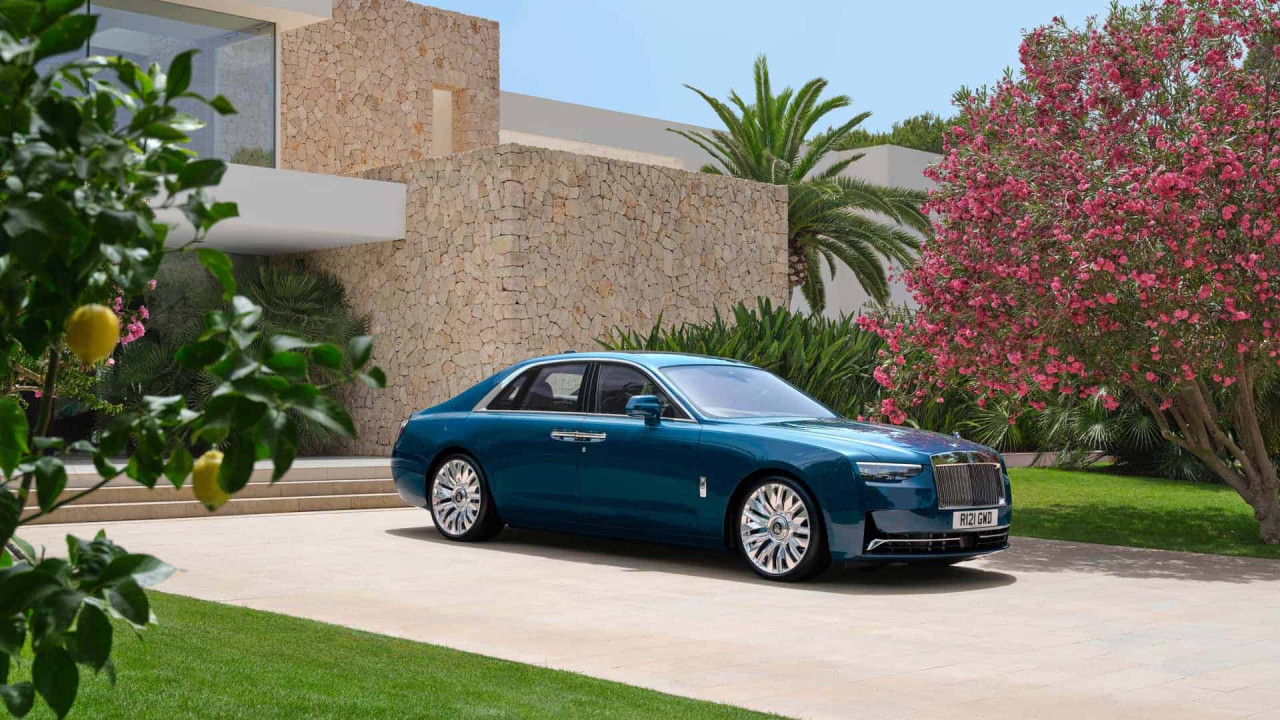 الفخامة والابتكار.. سيارة غوست الفاخرة من رولز رويس لمحبي السيارات الفاخرة 2025 5 الفخامة والابتكار.. سيارة غوست الفاخرة من رولز رويس لمحبي السيارات الفاخرة 2025