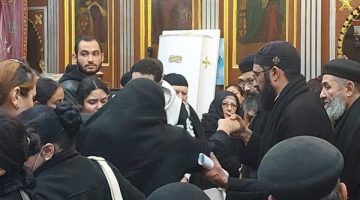 تشييع جثمان راعي كنيسة الأباء الرسل بالمنيا ضحية انقلاب سيارة ملاكي