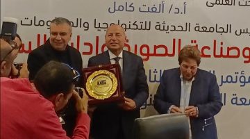 تكريم عمرو الليثي كأفضل إعلامي بالمؤتمر العلمي الدولي الثامن للجامعة الحديثة