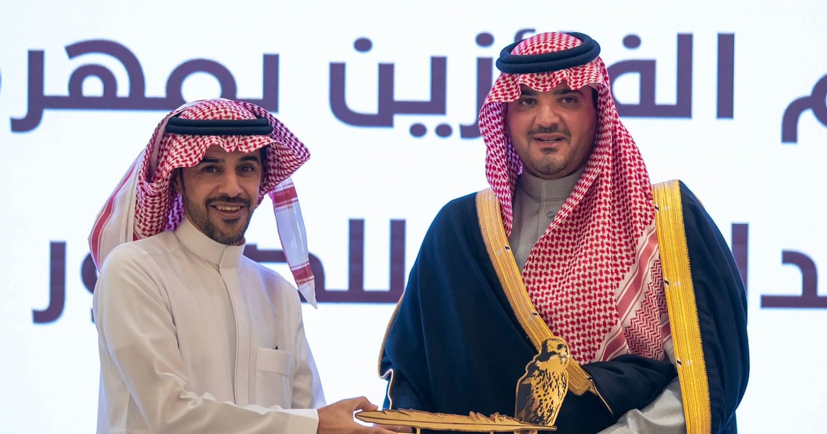 الأمير عبدالعزيز بن سعود يكرم الفائزين بجوائز مهرجان الملك عبدالعزيز للصقور 2024م 5 الأمير عبدالعزيز بن سعود يكرم الفائزين بجوائز مهرجان الملك عبدالعزيز للصقور 2024م