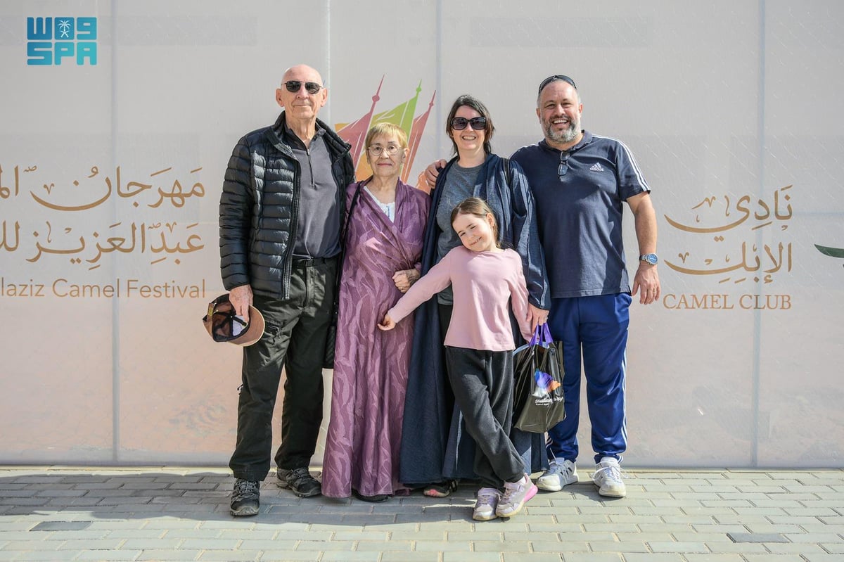 التراث في أبهى صوره.. بريطاني يصطحب والديه في رحلة لمهرجان الملك عبدالعزيز للإبل 5 التراث في أبهى صوره.. بريطاني يصطحب والديه في رحلة لمهرجان الملك عبدالعزيز للإبل