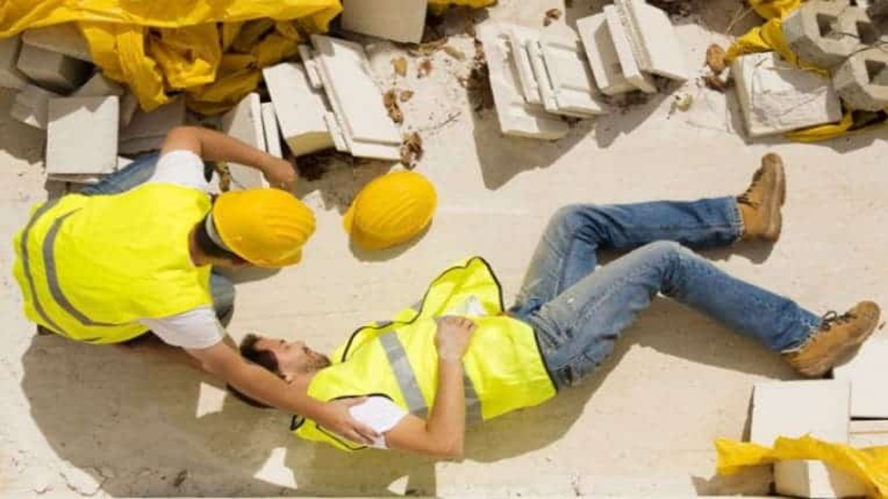 قانون التأمينات الاجتماعية يفرض غرامات وحبس للمسؤولين عن إصابة العامل في العمل في هذه الحالة 5 قانون التأمينات الاجتماعية يفرض غرامات وحبس للمسؤولين عن إصابة العامل في العمل في هذه الحالة