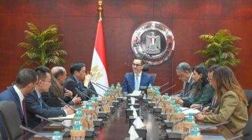 وزير الاستثمار يلتقي ممثلي شركة كينجدم للكتان لاستعراض مشروع الشركة لإنشاء مصنع لصناعة الكتان