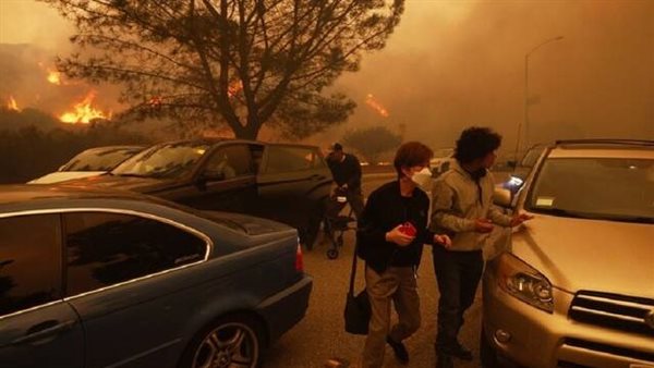 لمنع السرقة.. شرطة لوس أنجلوس تفرض حظر تجول ليلي في المناطق المتضررة من الحرائق 5 لمنع السرقة.. شرطة لوس أنجلوس تفرض حظر تجول ليلي في المناطق المتضررة من الحرائق