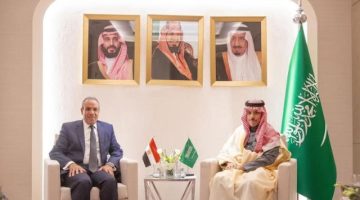 لقاء ثنائي بين وزير الخارجية والهجرة ونظيره السعودي على هامش الاجتماعات الخاصة بسوريا في الرياض