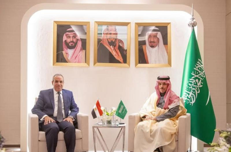 لقاء ثنائي بين وزير الخارجية والهجرة ونظيره السعودي على هامش الاجتماعات الخاصة بسوريا في الرياض 5 لقاء ثنائي بين وزير الخارجية والهجرة ونظيره السعودي على هامش الاجتماعات الخاصة بسوريا في الرياض
