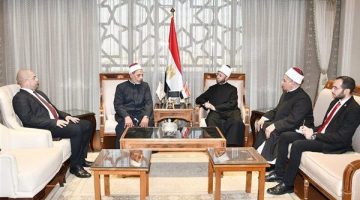 وزير الأوقاف يكرم إمام مسجد بالمنوفية بعد طعنه وتنازله عن تعويض بمليون جنيه