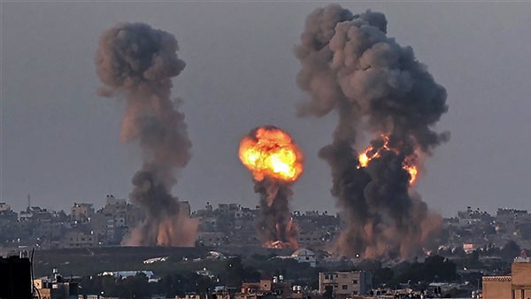 مقاتلات إسرائيلية تقصف مدرسة تؤوي نازحين في حي الدرج بوسط مدينة غزة 5 مقاتلات إسرائيلية تقصف مدرسة تؤوي نازحين في حي الدرج بوسط مدينة غزة