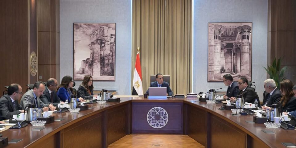 رئيس الوزراء يتابع جهود فض التشابكات المالية بين "القابضة لمياه الشرب والصرف الصحي" وعددٍ من الجهات 5 رئيس الوزراء يتابع جهود فض التشابكات المالية بين “القابضة لمياه الشرب والصرف الصحي” وعددٍ من الجهات