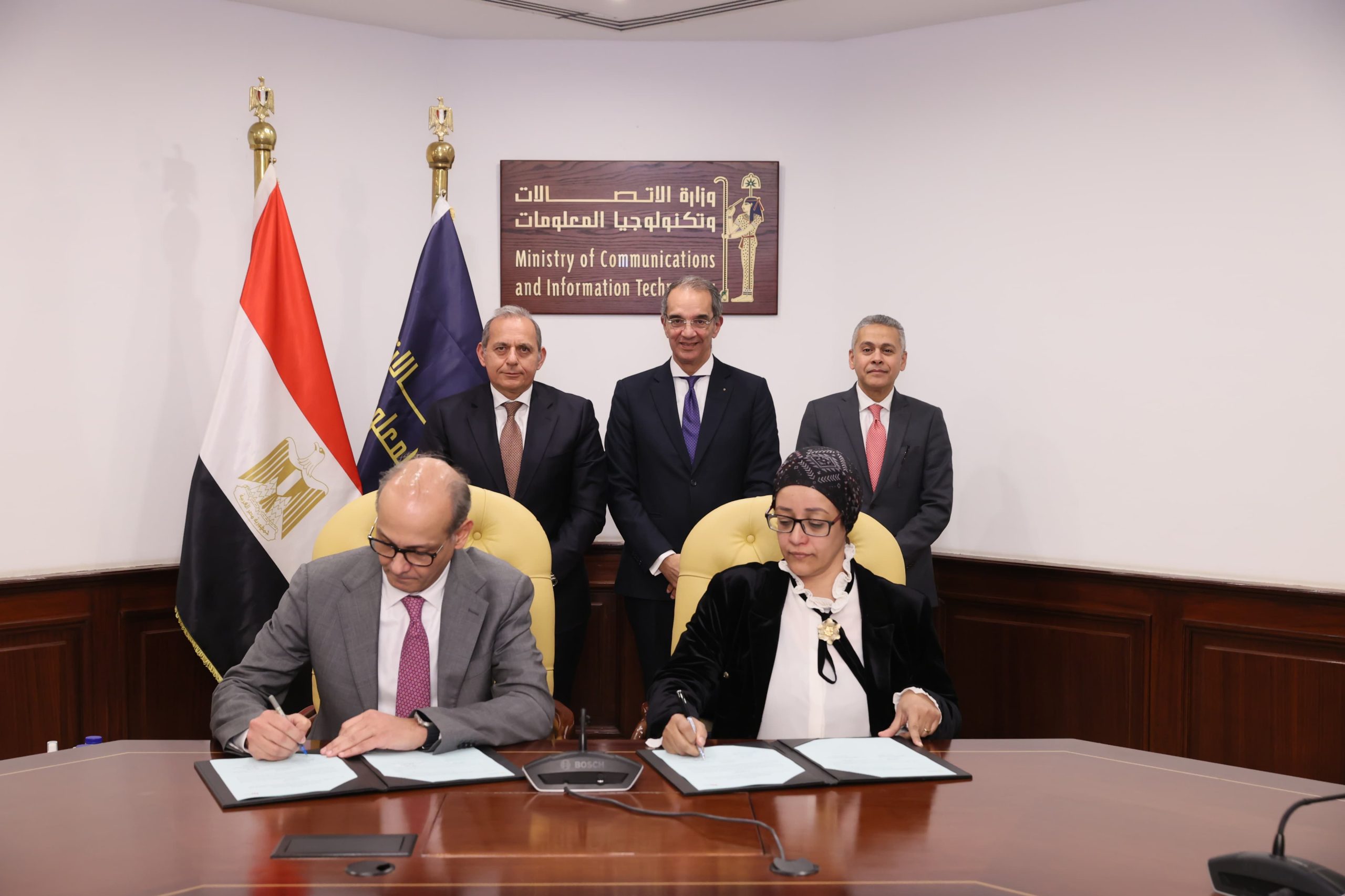 وزير الاتصالات والرئيس التنفيذى لبنك مصر يشهدان توقيع بروتوكول بين معهد تكنولوجيا المعلومات وبنك مصر 5 وزير الاتصالات والرئيس التنفيذى لبنك مصر يشهدان توقيع بروتوكول بين معهد تكنولوجيا المعلومات وبنك مصر