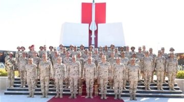وزير الدفاع يتفقد أحد تشكيلات قوات الدفاع الجوي ويلتقى عددًا من المقاتلين