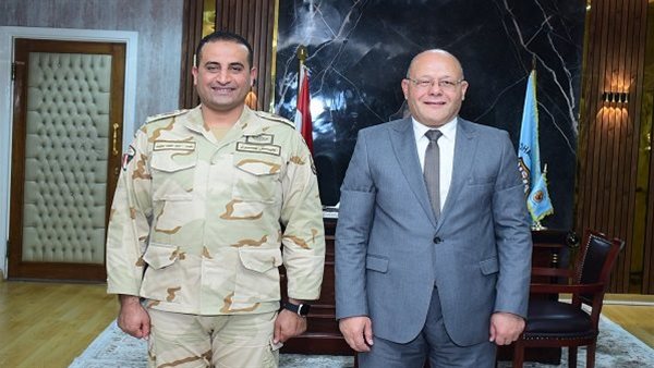 رئيس جامعة سوهاج يهنئ مدير إدارة التربية العسكرية الجديد ويشيد بجهود سابقيه 5 رئيس جامعة سوهاج يهنئ مدير إدارة التربية العسكرية الجديد ويشيد بجهود سابقيه