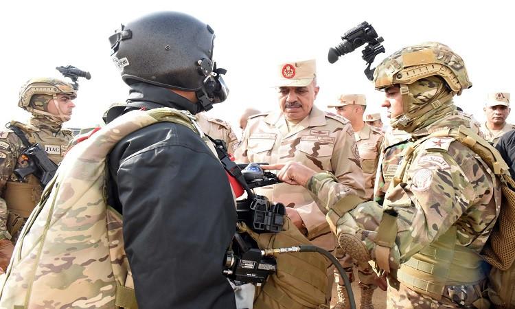 رئيس أركان حرب القوات المسلحة يتفقد عدداً من الأنشطة التدريبية لقوات المظلات 5 رئيس أركان حرب القوات المسلحة يتفقد عدداً من الأنشطة التدريبية لقوات المظلات