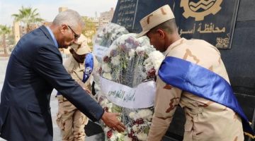 محافظ أسوان يضع إكليل الزهور على النصب التذكارى إحتفالات بالعيد القومى للمحافظة