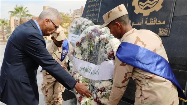 محافظ أسوان يضع إكليل الزهور على النصب التذكارى إحتفالات بالعيد القومى للمحافظة 5 محافظ أسوان يضع إكليل الزهور على النصب التذكارى إحتفالات بالعيد القومى للمحافظة
