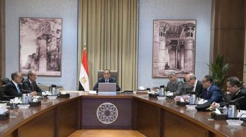 رئيس الوزراء يبحث مقترحات تيسير إنهاء إجراءات وصول السائحين إلى المطارات المصرية