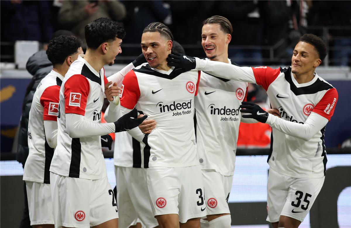 فيديو | الاختبار الأول بدون مرموش.. فرانكفورت يتخطى بوروسيا دورتموند بثنائية في الدوري الألماني 5 فيديو | الاختبار الأول بدون مرموش.. فرانكفورت يتخطى بوروسيا دورتموند بثنائية في الدوري الألماني