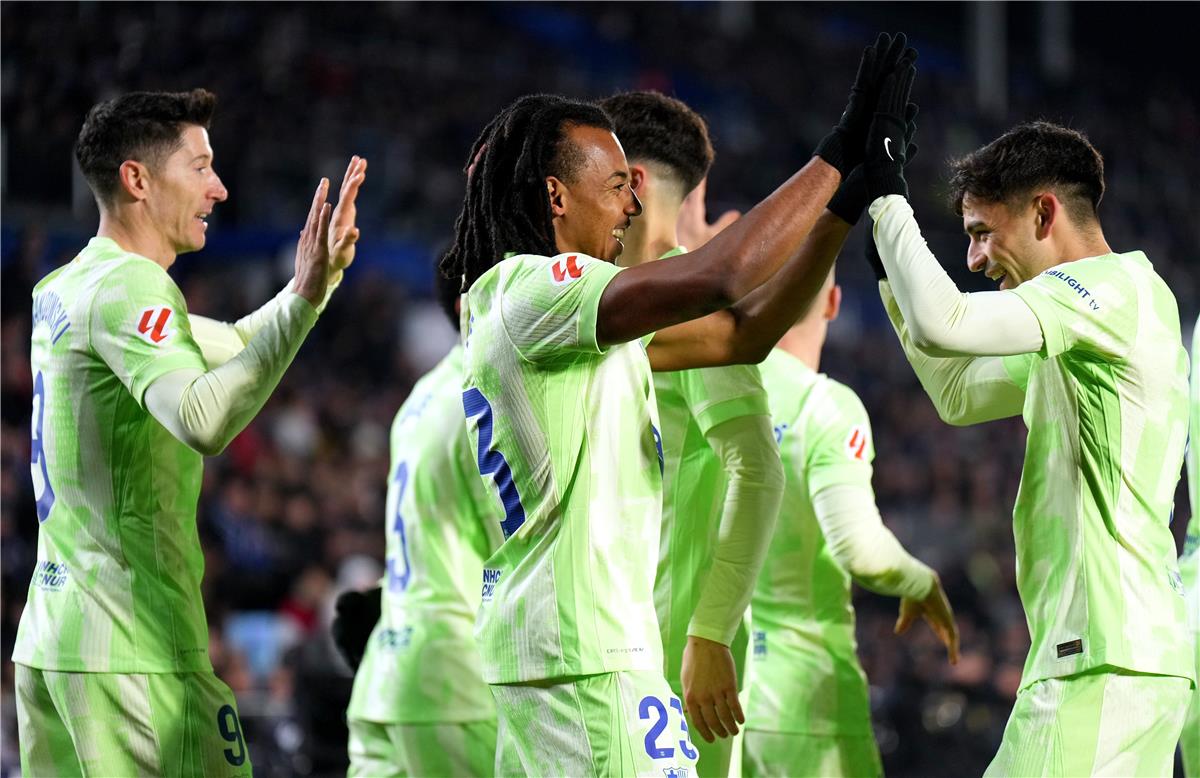 لاعب برشلونة: تعرضت لإهانات عنصرية في مباراة خيتافي.. وأخبرت الحكم 5 لاعب برشلونة: تعرضت لإهانات عنصرية في مباراة خيتافي.. وأخبرت الحكم