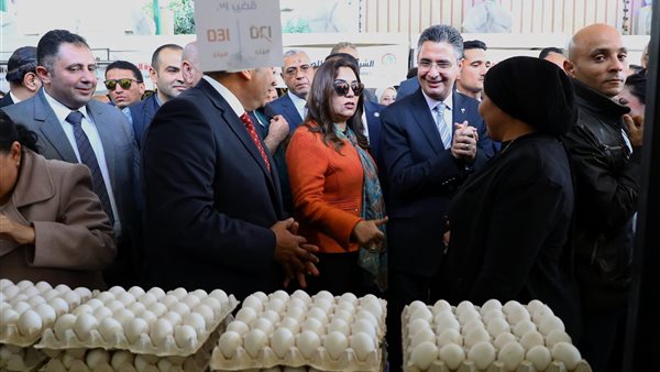 وزيرا التنمية المحلية والتموين ومحافظ القاهرة يفتتحون سوق اليوم الواحد بالزيتون 5 وزيرا التنمية المحلية والتموين ومحافظ القاهرة يفتتحون سوق اليوم الواحد بالزيتون