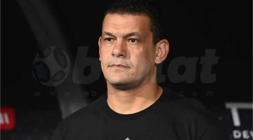 عبد الواحد السيد يوقف أحد مسؤولي فريق الكرة بعد مباراة مودرن سبورت