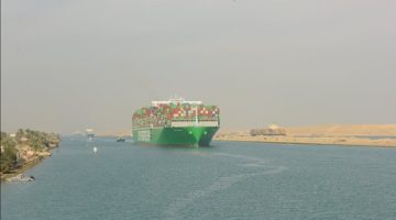 العالم وشركات الشحن الدولية عينها على قناة السويس.. إيه اللي بيحصل