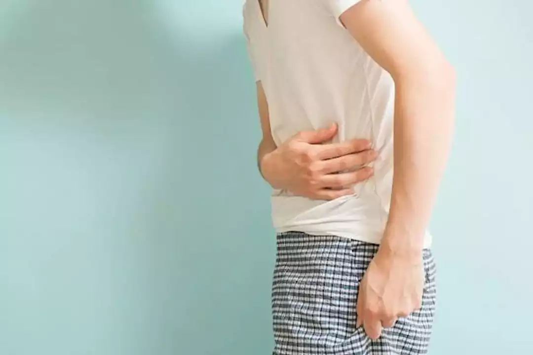 أسباب ألم الجزء العلوي من البطن- متى تصبح خطيرة؟ 5 أسباب ألم الجزء العلوي من البطن- متى تصبح خطيرة؟