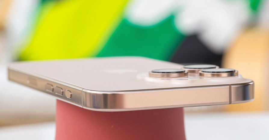 ايفون 17 - iPhone 17 قد يشهد تغييرًا هامًا في التصميم 5 ايفون 17 – iPhone 17 قد يشهد تغييرًا هامًا في التصميم