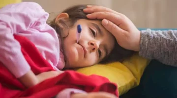 طبيب يحذر: هذه الأطعمة ممنوعة لطفلك عند إصابته بالحمى