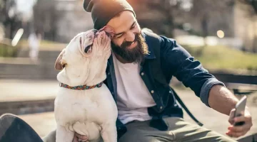 لعق الكلاب للوجه قد يصيبك بمرض خطير.. تعرف عليه