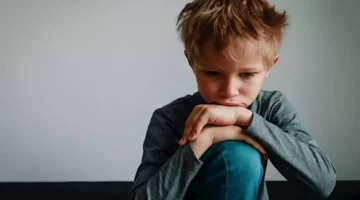 خبراء يحذرون: هذه العلامات تدل على أن طفلِك يفكر في الانتحار