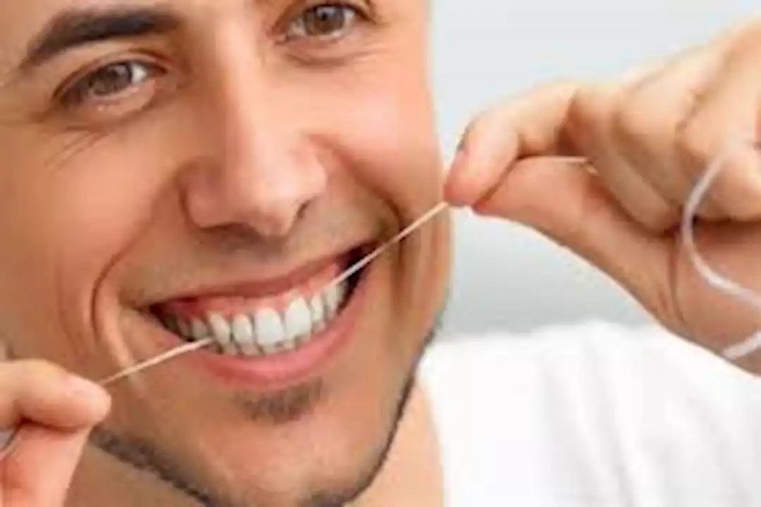 تنظيف الأسنان بالخيط يوميًا.. ماذا يفعل بالقلب؟