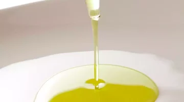 خبير تغذية يحذر: تناول زيت الزيتون مضر لجسمك في هذا الوقت