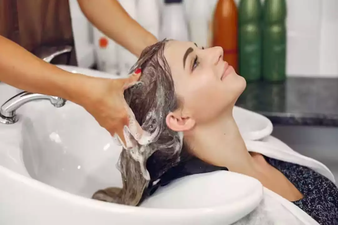 جلسات غسيل الشعر قد تسبب السكتة الدماغية.. إليك الأعراض 5 جلسات غسيل الشعر قد تسبب السكتة الدماغية.. إليك الأعراض