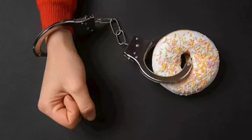 خبير تغذية يحذر: هذه علامات إدمان السكر