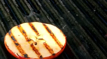 طبيبة توصي بتناول هذه الفاكهة مشوية: مفيدة لأمعائك