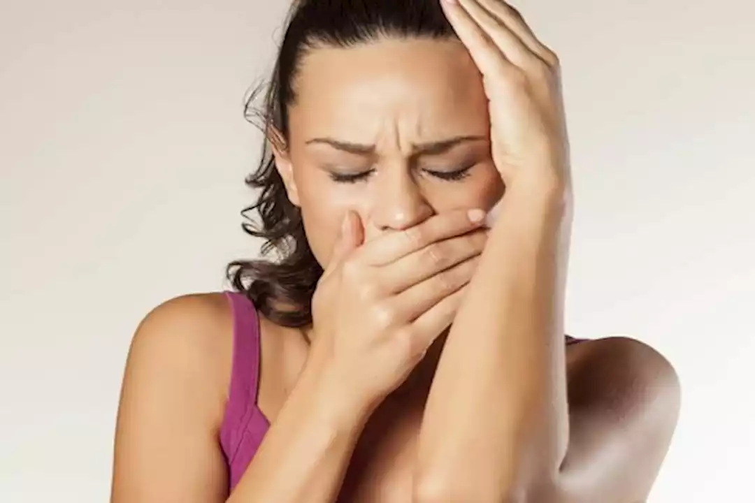 يتعلق بالفم- طبيبة توضح سببًا غير متوقعًا للصداع