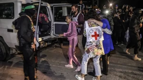 البث الإسرائيلية: إطلاق 33 محتجزا بالمرحلة الأولى من مقترح صفقة غزة 5 البث الإسرائيلية: إطلاق 33 محتجزا بالمرحلة الأولى من مقترح صفقة غزة